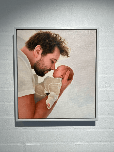 Håndmalet portrætmaleri efter foto – far med nyfødt baby, indrammet på lærred