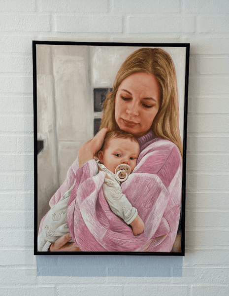 Håndmalet familieportræt efter foto – mor med baby, indrammet maleri